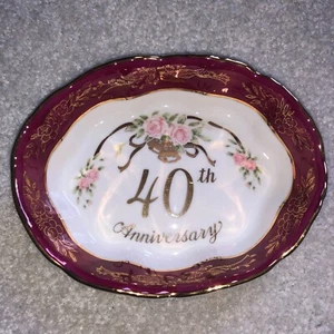 Plato de baratija vintage 1988 Lefton 40 aniversario rojo y dorado con rosas rosadas - Imagen 1 de 7