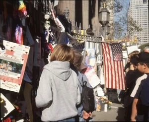 Post 9/11 Flaggen Andenken Ankündigungen Downtown New York Original Stereo Dia - Bild 1 von 2