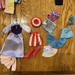 Lotto vestiti bambola Barbie vintage, abiti e accessori alcuni fatti a mano - Foto 1 di 8