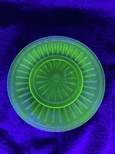Vintage Uranium Vaseline Glass Plate Starburst EUC 7" in diameter - Picture 1 of 11