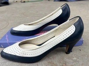 Vintage NATURALIZER Heels Navy & White Color US Womens size 8.5 AAA (Narrow) - Picture 1 of 7