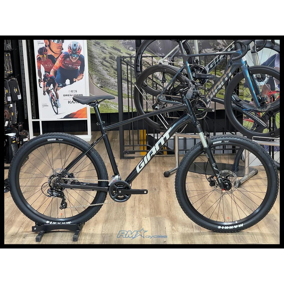 Giant Talon 3 Large Trekking Green 2021 Ex-Display - image 1 of 4