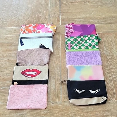 Lote de 10 bolsas de maquiagem cosmética 9 IPSY/ 1 CLINIQUE NOVAS - Imagem 1 de 4