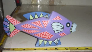 Estatuilla de PECES arte popular madera pintada a mano de colección - pastel ~ 7" L - Imagen 1 de 7