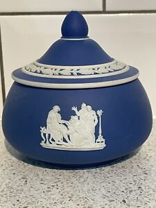 ANTIQUE WEDGWOOD JASPER DIP ROUND TRINKET BOX WITH POINTED LID & CLASSICAL SCENE>