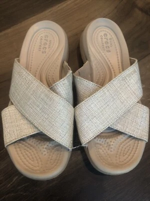 Sandalias Crocs Capri para mujer talla 4 chanclas con tiras de cuero dorado doble comodidad Foto 1 de 4