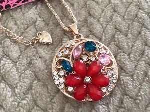 Neu mit Etikett Betsey Johnson Halskette goldfarben rund Anhänger Strass Kristalle Blume - Bild 1 von 4