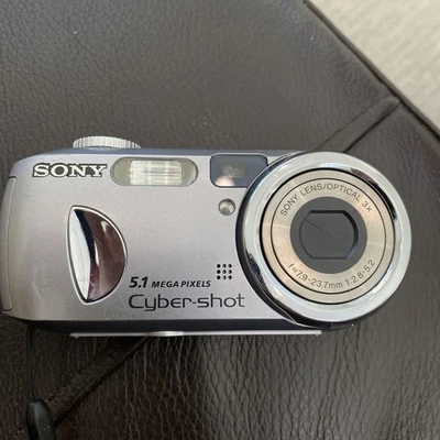 Sony Cyber-Shot DSC-P93A 5.1MP Digital Camera - Tested - 64MB and case  - Image 1 of 4