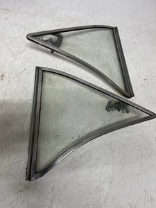 TRIUMPH SPITFIRE MK4 1500 VETRO RIGIDO ORIGINALE QUARTO FINESTRINI POSTERIORI - Foto 1 di 2