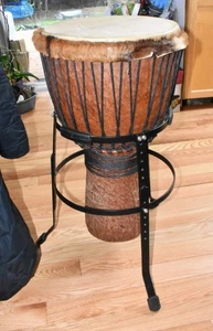 Djembe Trommel volle Größe afrikanische Handarbeit geschnitzt 26" hoch, 14" Drum & Pro Ständer - Bild 1 von 15
