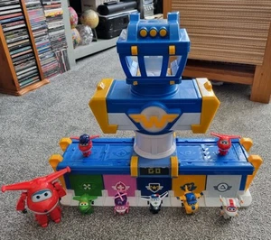 Super Wings Airport Tower 7 Mini Figuras 4" Jett Figura Transform-A-Bots Set En muy buena condición - Imagen 1 de 24