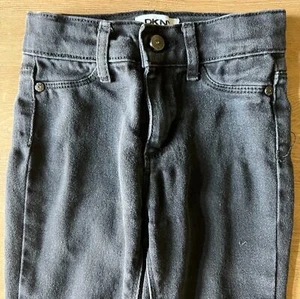 Girls Black Denim Retro Skinny Jeans Pants Back to School | DKNY | 4T - Picture 1 of 5