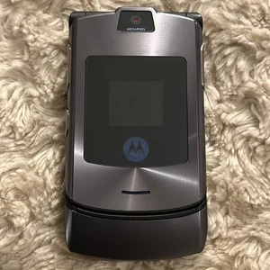 De colección Retro Motorola V3i Razr - Plateado Desbloqueado Teléfono Móvil Plegable - Imagen 1 de 14