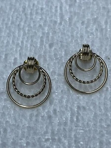 Aretes PPC 14K de oro amarillo de 16 mm con triple aro diseñados para damas - Imagen 1 de 6