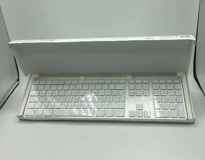 Boxed Apple Wired USB Keyboard with Numeric Keypad - French/Francais (MB110F/B) - Image 1 of 2
