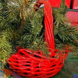Roter Rattan Weihnachtskorb aus Korbgeflecht ovale Form mit Henkel & Kunstgrün Vintage - Bild 1 von 5