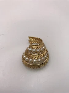 Vintage Crown TRIFARI Gold Tone Leaf Feather Fern Faux Pearl Brooch Pin - Picture 1 of 7
