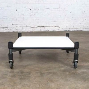 Mesa de centro baja o mesa de extremo laminada blanca posmoderna y metal con ruedas - Imagen 1 de 12