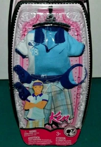 NUEVO EN CAJA 2008 KEN BARBIE MODA FIEBRE TRAJE POLO CUADROS PANTALONES CORTOS VISERA SANDALIAS + - Imagen 1 de 3