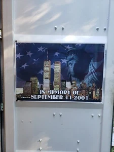 En memoria del 11 de septiembre de 2001 póster 35 1/2" X 24" Estatua de la Libertad Twin Towe - Imagen 1 de 3