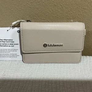 Lululemon Leder Alternative Frontklappe Kartenetui CASHEW/SILBER Hardware Neu mit Etikett! - Bild 1 von 9