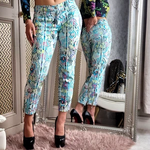 Pantalones de mezclilla Gianni Versace estampados de alta costura con remaches IT 43 UK 10 M - Imagen 1 de 23