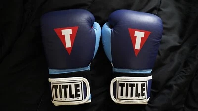 Guantes de bolsa TITLE Boxeo Gel V2T (azul marino/blanco/azul) 19 oz - ¡Rara vez usados! Foto 1 de 4