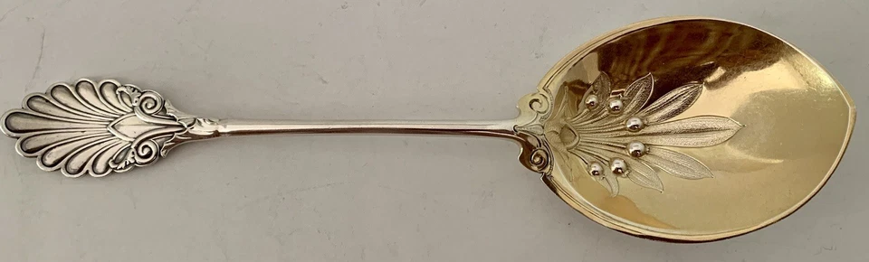 MONEDA GRIEGA GORHAM GRABADA Y PERSEGUIDA A MANO O CUCHARA DE BAYAS DORADAS DE 9" 1865 Foto 1 de 4