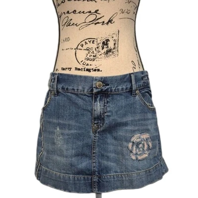 Antigua falda vaquera de tiro bajo azul marino Y2K 12 edición especial mini parche floral rosa Foto 1 de 4