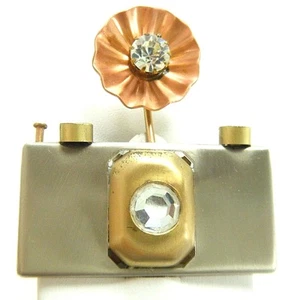 FOTOCAMERA VINTAGE FOTOGRAFO METALLI MISTI SPILLA NUOVO VECCHIO NEGOZIO STOCK PINZ MADE IN USA - Foto 1 di 4