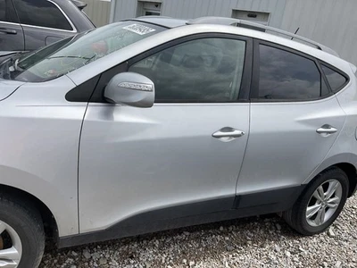 Driver Front Door Electric With Side Cladding Fits 10-15 TUCSON 4739412 - Image 1 of 4