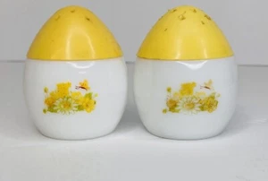 Salero pimentero con forma de huevo AVON de colección vaso de leche flores amarillas coleccionables - Imagen 1 de 5