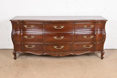 Cómoda triple provincial francesa Luis XV tallada en madera de cerezo de White Furniture Foto 1 de 4