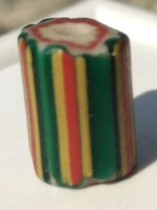 1 perfekte 4-lagige seltene grüne gelb & rote "Rasta" Chevron Handelsperle (19. Jh.) - Bild 1 von 1