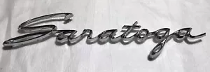 1958?/ 1959 ? Chrysler Saratoga Frente FENDER? Inscripción Placa Emblema - Imagen 1 de 7