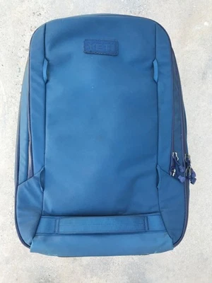 Bolsa de viaje ligera Yeti Crossroads 22 azul con ruedas para equipaje de mano limpia Foto 1 de 4