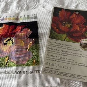"Kit de punta de aguja Dimensions amapola roja 5"" X 5"" lona sin terminar" - Imagen 1 de 5
