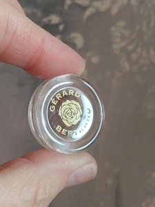 Vintage glass bottle stopper pink Gerard Bertrand gold rose plastic seal - Picture 1 of 5
