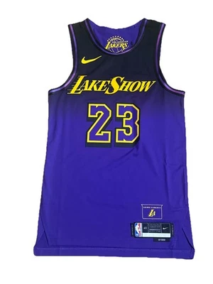 Camiseta Nike LA Lakers LeBron James autêntica edição City FQ4469-504 tamanho 40 (S) - Imagem 1 de 4