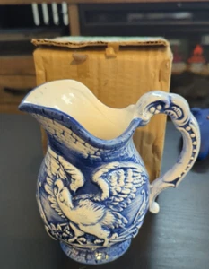 "Jarra vintage ENESCO azul y blanca bicentenario de EE. UU. 3D LIBERTY BELL EAGLE 9""" - Imagen 1 de 11