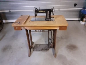 Antica Macchina Da Cucire Necchi Con Mobile Completo,funzionante,a Cinghia. - Foto 1 di 9
