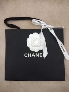 BOLSA PAPEL REGALO CHANEL VACÍA 8.75" X 7.5" X 3" NEGRA + BLANCA CAMELIA Y CINTA - Imagen 1 de 8