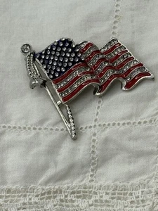 Silberfarbene Brosche/Anstecknadel amerikanische Flagge mit Strasssteinen - Bild 1 von 4