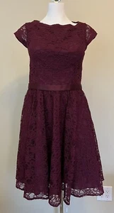 Abito da damigella Morilee lunghezza ginocchio pizzo aderente svasato bordeaux taglia 10 - Foto 1 di 8