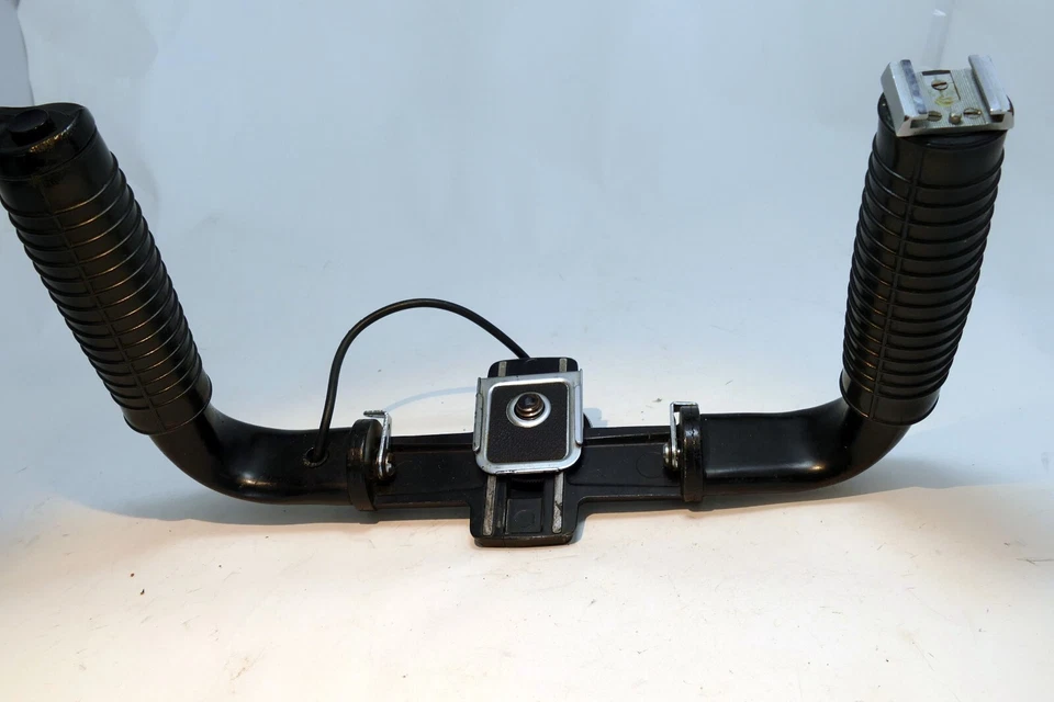 Hasselblad 46132 Double Dual Handgrip for 500 EL and EL/M Flash Bracket Shutter - Image 1 of 4