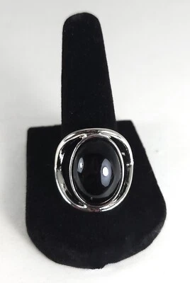 Anillo grande elegante enchapado en plata con piedras preciosas creadas en laboratorio esfera de cristal ovalado negro Foto 1 de 4