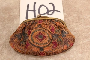 H02 VINTAGE EMBOSSED DYED LEATHER COIN PURSE TOOLED METAL CLASP - Picture 1 of 1