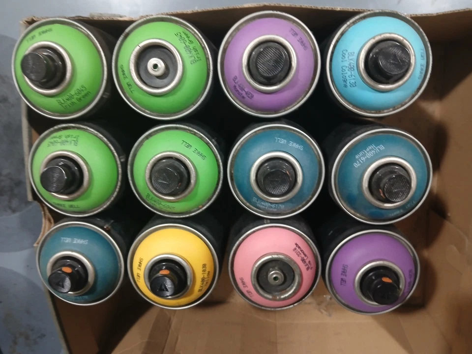 12 Pack Montana Black 400ml Spray Paint - Image 1 of 1