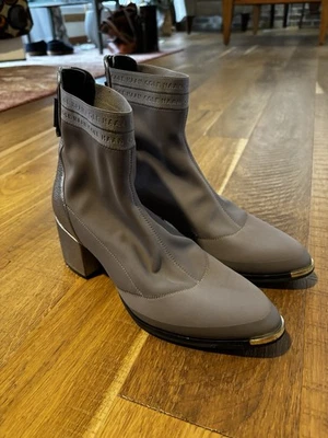 Botines elásticos Cole Haan Grand Ambition talla 8B gris/plateado cremallera trasera Foto 1 de 4