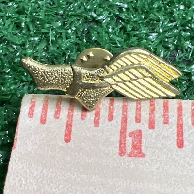 Zapato de atletismo zapatilla alas solapa pin sombrero tono dorado vintage Foto 1 de 4